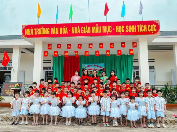 Hoạt động trải nghiệm "Tham quan và giao lưu với trường tiểu học" của các bé mẫu giáo 5-6 tuổi trường Mầm non Văn Thành