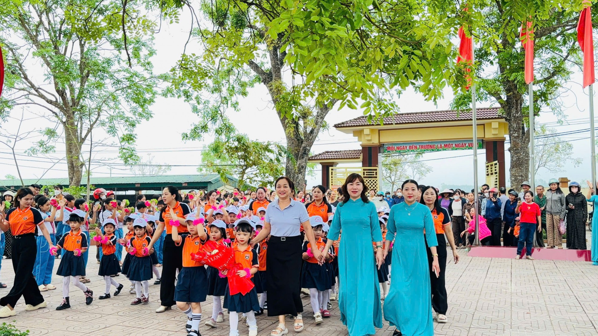 HOẠT ĐỘNG THAM QUAN TRƯỜNG TIỂU HỌC CỦA TRẺ 5 TUỔI – TRƯỜNG MẦM NON VĂN THÀNH